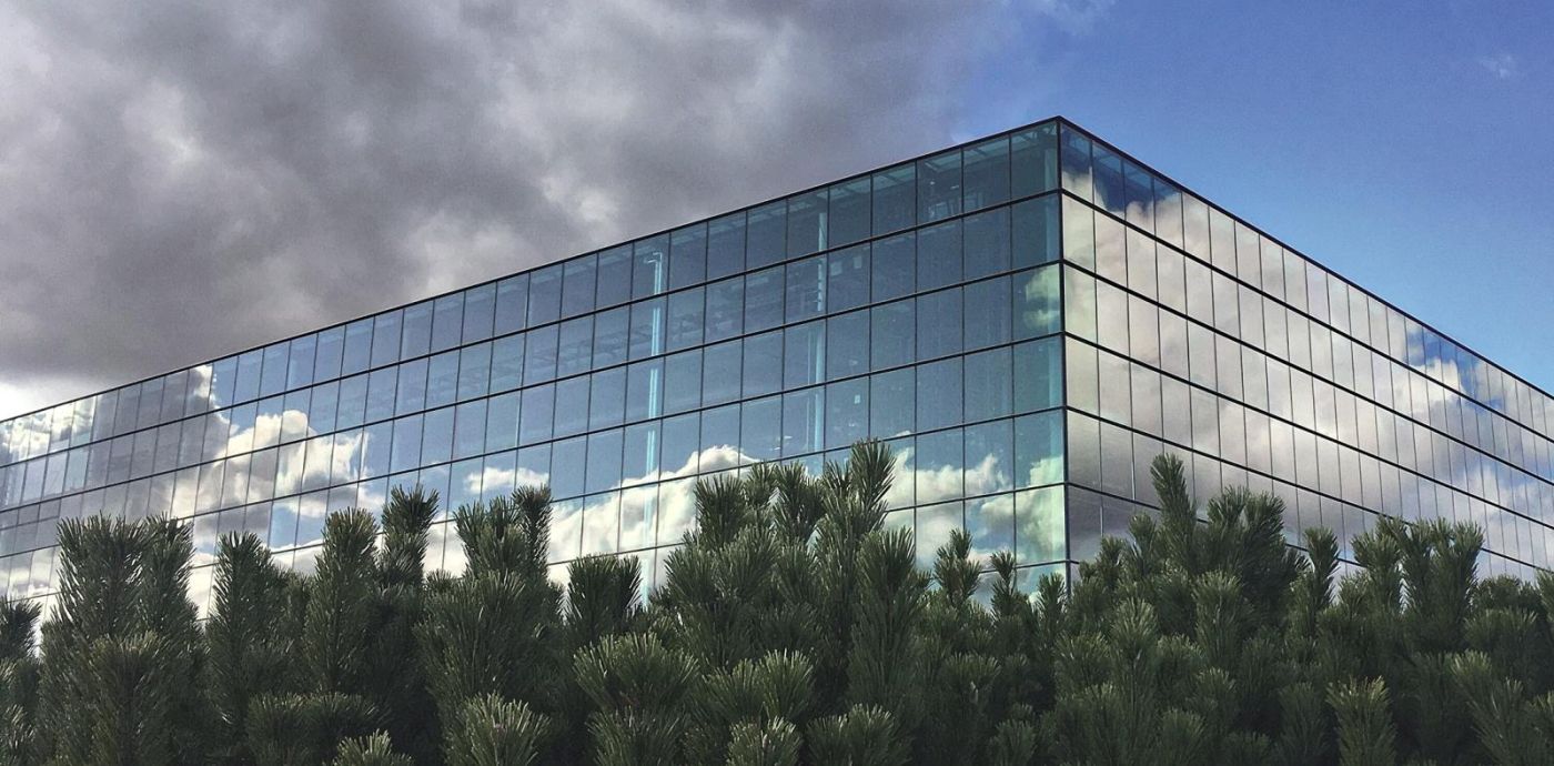 Bei Gebäuden mit grossen Glasfronten ermöglicht die Ausstattung mit elektro- oder thermochromen Fenstern Energieeeinsparungen von bis zu 70 Prozent bei Heizung und Kühlung. (Bild: Fraunhofer)