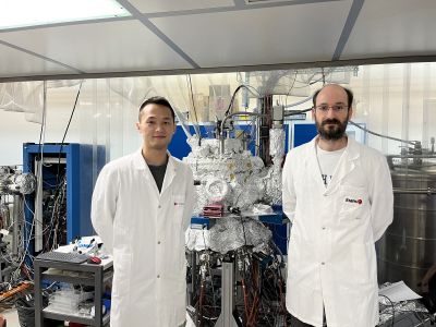 Die Empa-Forscher Shih-Chi Yang (links) und Romain Carron bei der Beschichtungsanlage für die CIGS-Schicht, die das Licht zur Umwandlung in Strom absorbiert. (Bilder: EMPA)