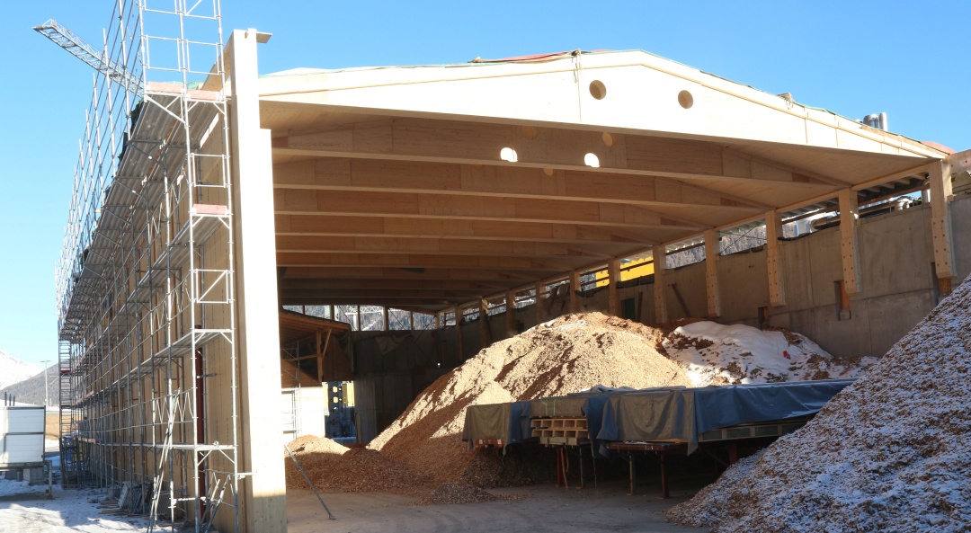 Hohe Berge voller Hackschnitzel aus Altholz